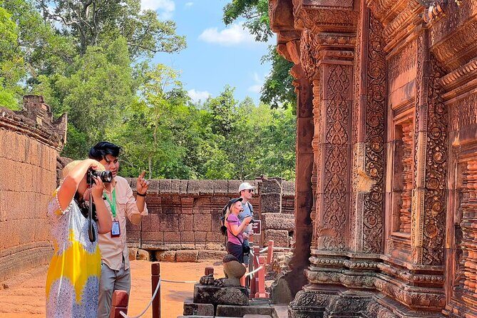 2-Day Angkor Wat Tour with Banteay Srei and Floating Village - Banteay Srei: Why This Sandstone Temple Earns Its Attention
