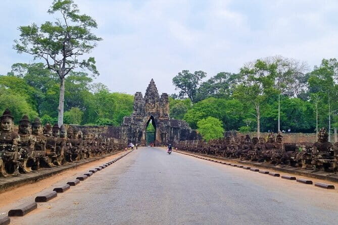 2 Day Cambodia Private Guided Tour in Angkor Temples - Getting from your hotel to the first temple gates
