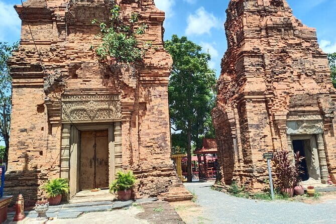 A Day Trip to Angkor Wat, Bayon, Taprohm from Phnom Penh - Angkor Wat: getting your bearings and using the right ticket