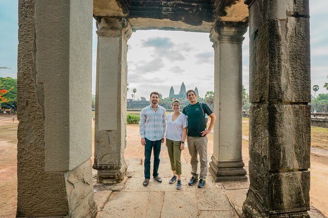 Angkor Jeep Tour Discovery - Inclusive Lunch - Sra Srang Lunch: a Calm Break with a Scenic View
