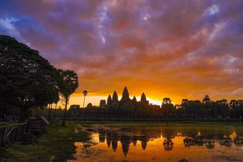 Angkor Wat 1 Day with Sunrise Combined tour with (Tuk Tuk) - Bayon, Baphuon, Phimeanakas, and the Terraces: What to Notice