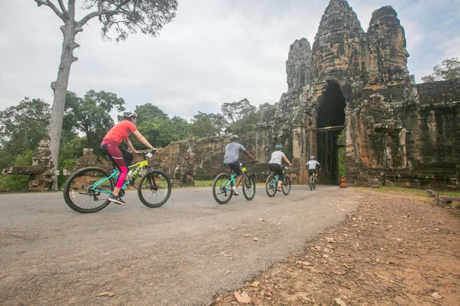Angkor Wat: Guided Sunrise Bike Tour w/ Breakfast and Lunch - Angkor Wat temple time plus breakfast at Srah Srang