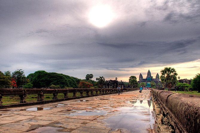 Angkor Wat Sunset Tour - Phnom Bakheng sunset: climbing for views, sitting wisely, and staying focused