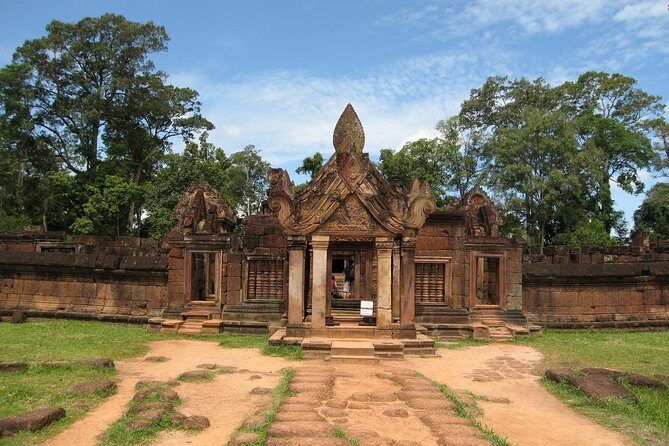 Banteay Srei and Big Tour from Siem Reap Small-Group - Eastern Mebon: Five Towers and a Temple-Island Feeling