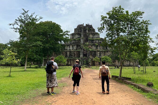 Full Day Banteay Srei Beng Mealea and Koh Ker Small Group Tour - Stop 1: Srah Srang area + Preah Dak palm cakes