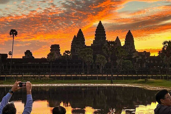 Full Day Small Group Tour Guide with Sun rise - Angkor Wat at first light: what to focus on in two hours