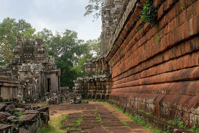 Full Day Small Group Tour Guide with Sun rise - Angkor Thom South Gate and Banteay Kdei for a strong finish