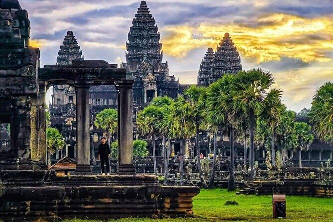 Full-Day Temples of Angkor Small Group Tour - Srah Srang and lunch: a needed reset before Ta Prohm