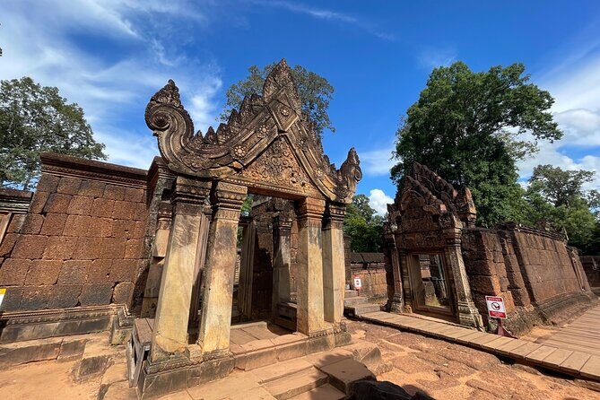 Phnom Kulen Waterfall and Banteay Srei Temple Tour from Siem Reap - The Riverbed Stops: 1000 Lingas and the Quiet Power of Stone