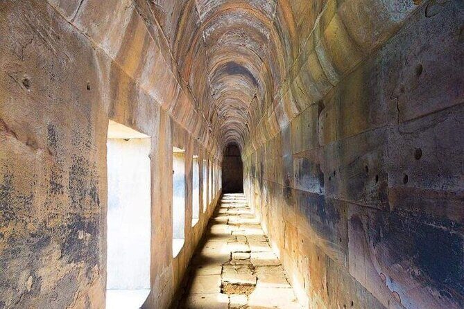 Private Preah Vihear and 2 Temples Guided Tour - The Guide Makes the Difference: Khmer History, Construction, and Everyday Life