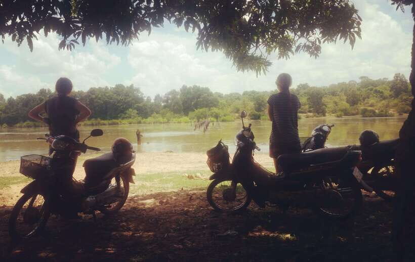Siem Reap: 3-Hour Ancient Trails Motorbike Tour - Pradak market: a quick hit of real daily life