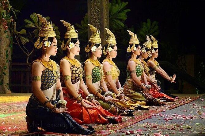 Siem Reap: Apsara Dance Show & Dinner with Tuk-Tuk Transfers - Getting there: tuk-tuk pickup vs A/C minivan drop-off