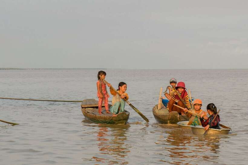 Sunset Dinner Tour: Tonle Sap Lake Floating Village - Tonle Sap at sunset: a different side of Siem Reap