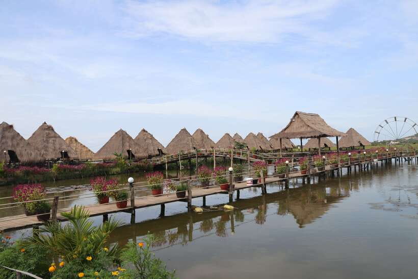 From Siem Reap: Tonle Sap Floating Villages Tour - Lunch on the Queen Tara: where the day slows down