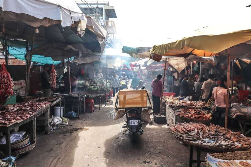 Siem Reap: 3-Hour Behind-the-Scenes Tuk-Tuk Tour - Conservation area and Khmer Ceramics craft stop