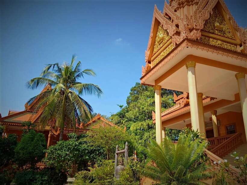 Siem Reap: 3-Hour Behind-the-Scenes Tuk-Tuk Tour - What to wear (and how to act) for a smooth pagoda visit