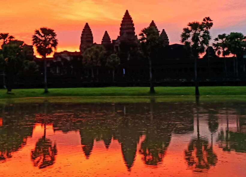 Siem Reap: Angkor Wat Sunrise or Sunset Guided Tour - Inside Angkor Wat: galleries, statues, and the walk-through story