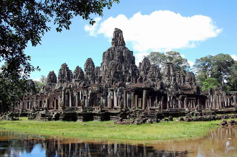 Siem Reap: Angkor Wat Tour Explore The Most Iconic Temples - Angkor Wat inside: bas-reliefs, galleries, and the main sanctuary