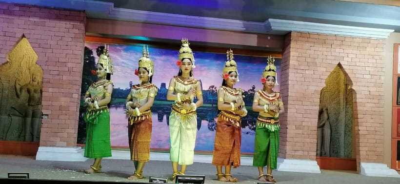 Siem Reap: Apsara Dance Show & Dinner with Tuk-Tuk Transfers - Tuk-Tuk Pickup From Siem Reap City Center: The Smoothest Part