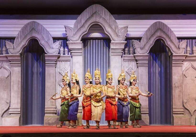 Siem Reap: Apsara Dance Show & Dinner with Tuk-Tuk Transfers - Buffet Dinner Highlights: Amok, Khmer BBQ, and Real-World Expectations