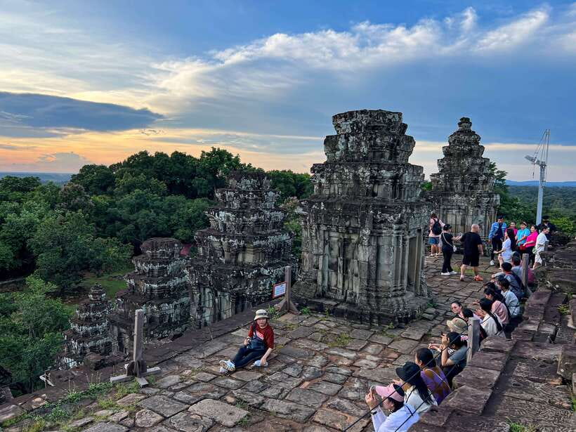 Siem Reap: Full Day Angkor Wat Temple Experience with Sunset - Phnom Bakheng Sunset: The Climb, the View, and Timing Without Panic