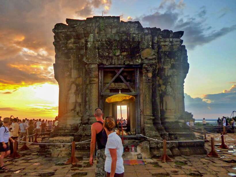 Small-Group Full Day Angkor wat Guide tour with Sun set - Phnom Bakheng at sunset: where the whole circuit lands